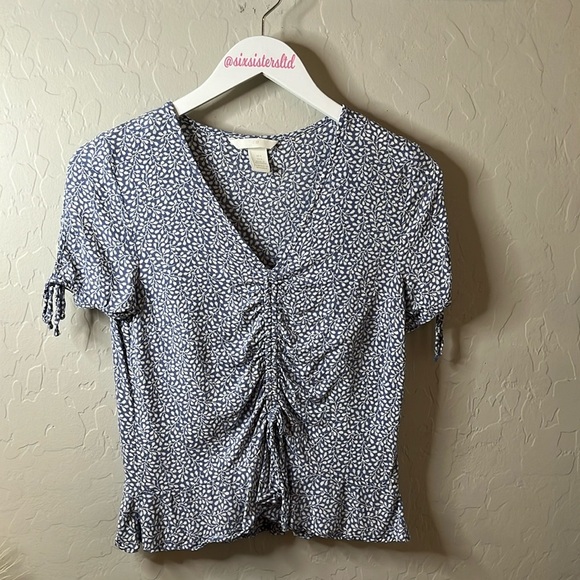 H&M blue and white short sleeve slightly cropped top. Size 4. Cute with jeans. - Picture 1 of 7